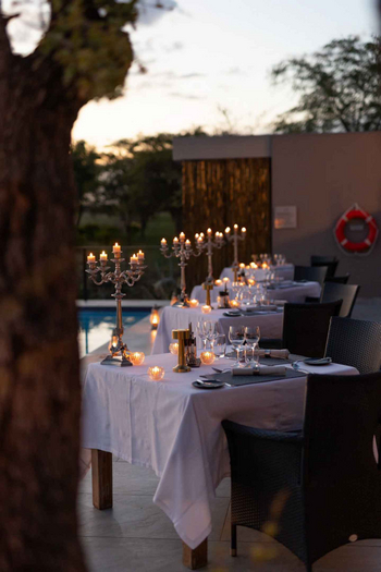 Jamala Madikwe: Elegantes Abendessen am Pool mit Kerzenlicht