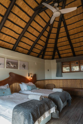 Kalahari Bushbreaks: Zimmer mit Deckenventilator