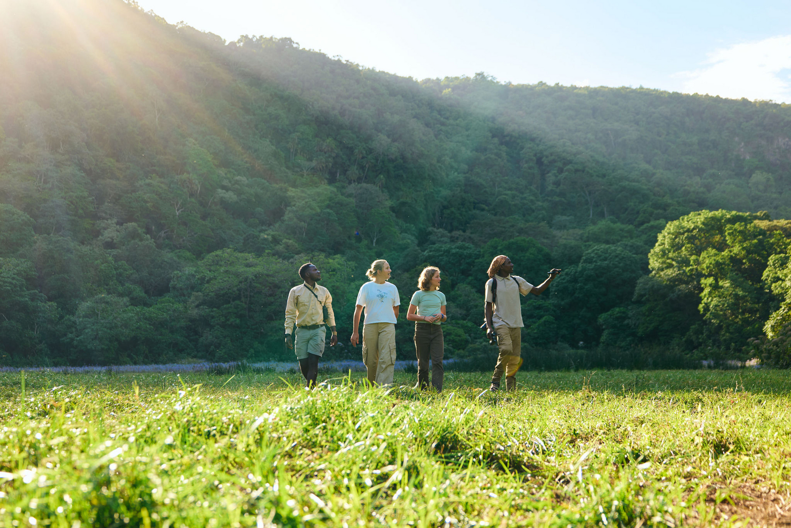 Koroi Forest Camp Koroi Forest Camp: Zwei Guides mit Gästen
