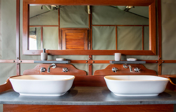 Ndhovu Safari Lodge: River Suite