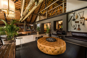 Sabi Sabi Bush Lodge: Luxuriöses Lounge-Interieur mit Lederhockern und Pflanzen