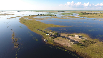 Serondela Lodge: Wasserfront-Lodge mit Bootssteg und Rundpool