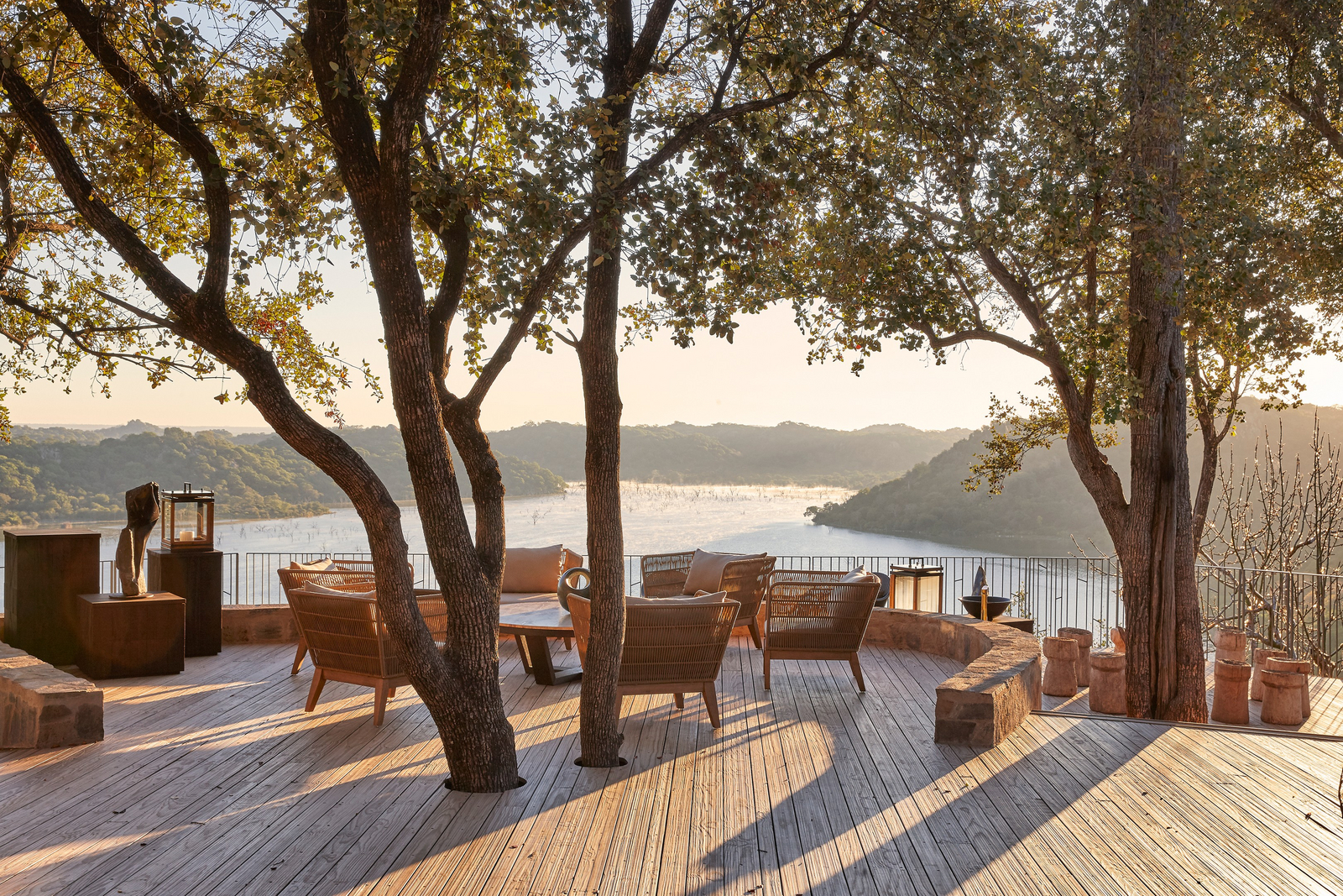 Singita Pamushana Lodge Singita Pamushana Lodge: Deck in der Nachmittagssonne