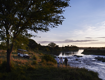 Sinigita Grumeti Game Reserve: Sundowner am Mara River
