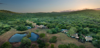 andBeyond Phinda Zuka Lodge: Camp am Wasserloch bei Dämmerung