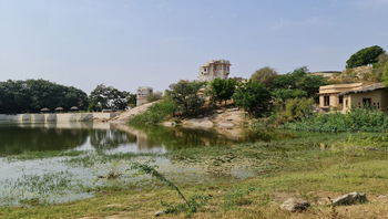 Brij Lakshman Sagar: Lage an einem kleinen See