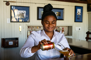 Ichingo Chobe River Lodge: Bar Service
