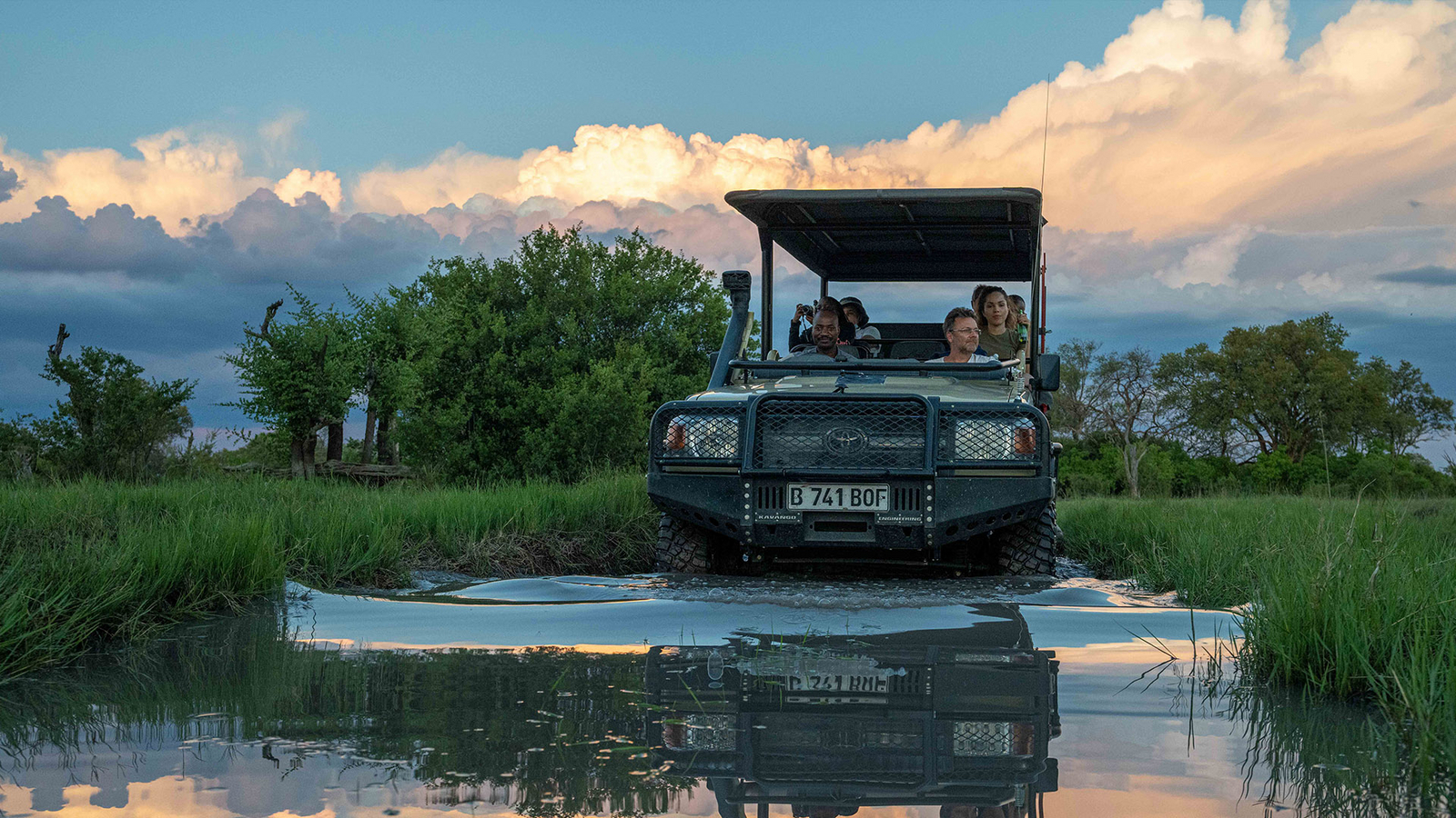 Khwai Expeditions Camp Khwai Expeditions Camp: Fahrt durch das Wasser