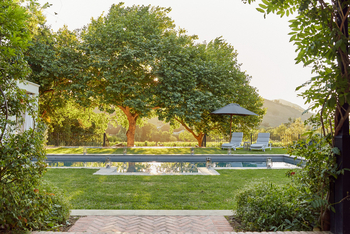 La Clé Lodge: Pool im Garten