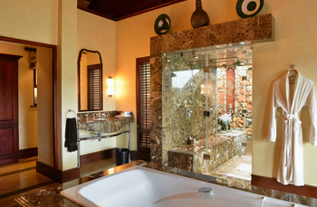 Mateya Safari Lodge: Luxuriöses Badezimmer mit Marmorausstattung