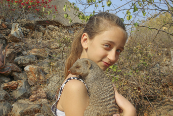 Okutala Lodge: Mädchen mit Streifenmanguste