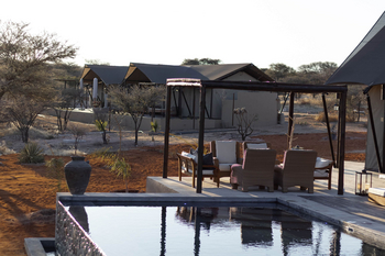 Otjiwa Thornbush Tented Camp: Elegantes Pooldeck mit Korbsesseln und Tauchbecken