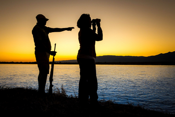 Ruckomechi Camp: Fernglas bei Sonnenuntergang