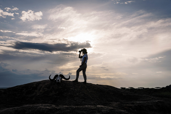 Sanctuary Kichakani Serengeti Camp Sanctuary Kichakani Serengeti Camp: Frau mit Fernglas