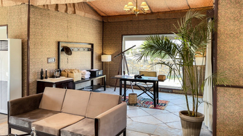 Brij Pola Brij Pola: Study mit Teleskop