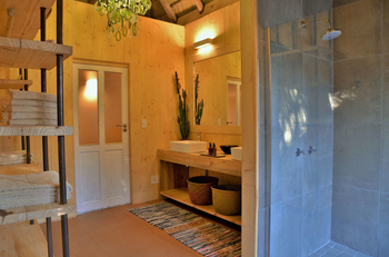 Chobe Bakwena Lodge Chobe Bakwena Lodge: Treetop Chalet - Gästebad