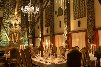 Lake Manyara Kilimamoja Lodge: Restaurant am Abend