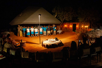 Madikwe Hills Private Game Lodge: Abendliche Darbietung am Lagerfeuerplatz