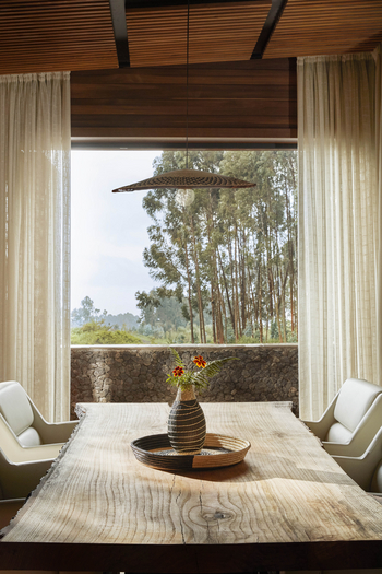 One and Only Gorilla's Nest: Esstisch