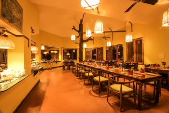 Pench Jungle Camp: Restaurant mit Buffet