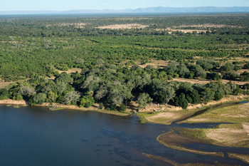 Ruckomechi Camp: Fluss und Land