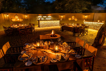 Savanna Lodge: Busch-Boma mit Feuerstelle und Laternen