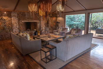 Sayari Camp: Kamin mit Sitzgruppe