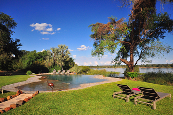 The River Farmhouse The River Farmhouse: Liegestühle am Pool