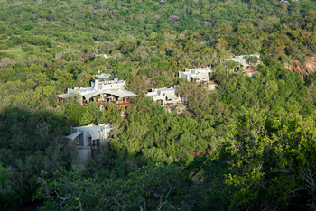 andBeyond Phinda Rock Lodge: Integrierte Lodge mit Segeldächern im üppigen Busch
