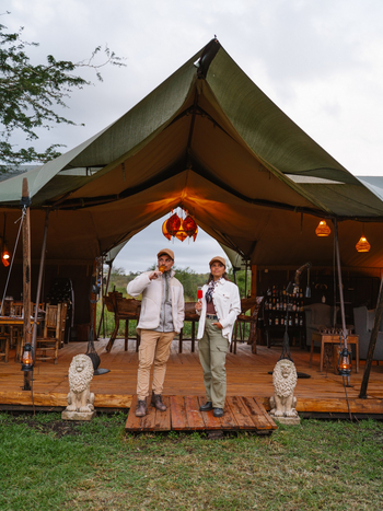 Asanja Moru: Gäste vor dem Hauptzelt