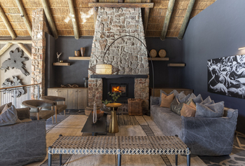 Bayethe Safari Lodge: Lounge mit Kamin