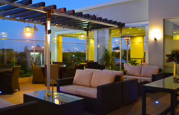 Eka Hotel: Outdoor Lounge