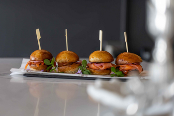 Jamala Madikwe: Gourmet-Slider auf Marmorplatte