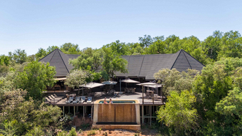 Madikwe Hills Private Game Lodge: Gäste im Pool auf Holzdeck