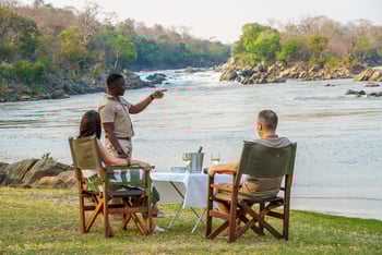 Mkulumadzi Lodge: Lunch am FLussufer