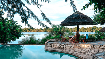 Mukambi Safari Lodge: Pool mit Sitzbereich