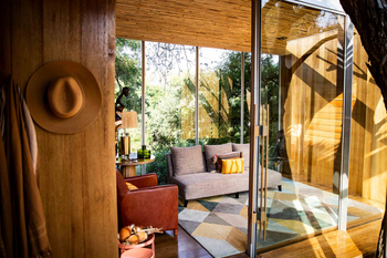 Singita Sweni Lodge: Lounge mit weichen Sofas und Akazienholz