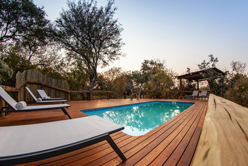 Splash Camp: Liegestühle am Swimming Pool