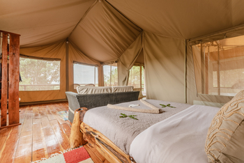 Tangulia Mara Camp: Kleines Sofa vor Doppelbett