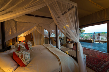 Toka Leya Camp Toka Leya Camp: Bett mit Moskitonetz