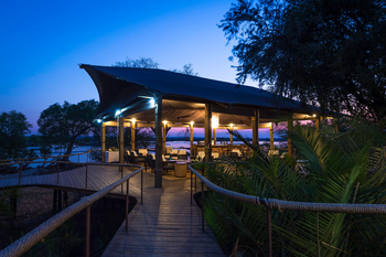 Toka Leya Camp Toka Leya Camp: Essbereich bei Nacht