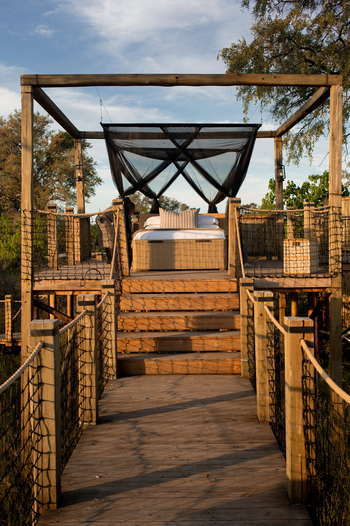 Tuludi Camp: Sky Suite - Blick zum Bett