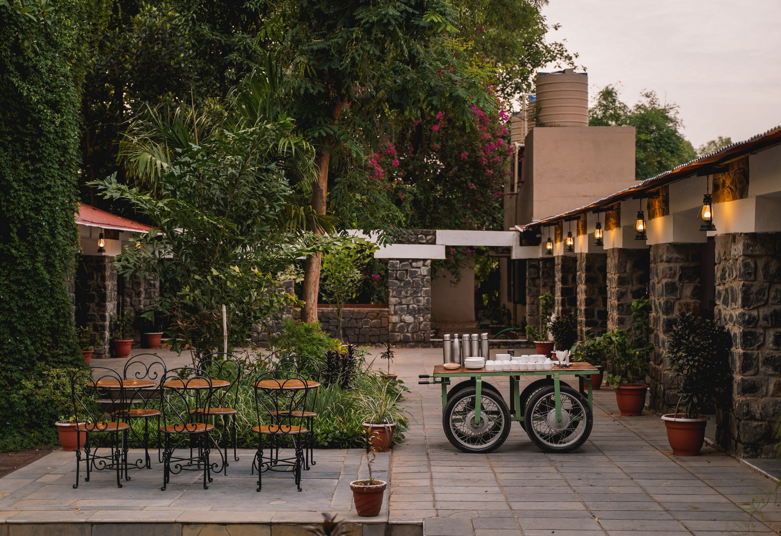 Bandhav Vilas Bandhav Vilas: Service Cart im Innenhof