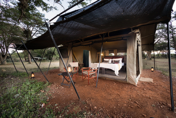 Basecamp Adventure: Offenes Zelt mit Sitzgelegenheit