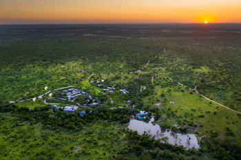 Cheetah Plains: Luftaufnahme des Buschcamps im goldenen Abendlicht