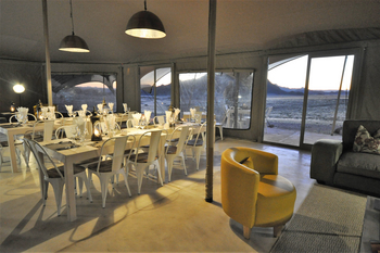 Desert Hills Glamping: Vorbereitung für das Dinner