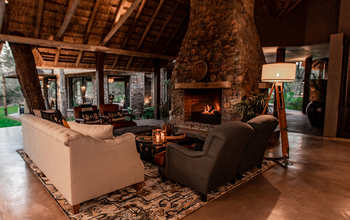 Dulini Moya: Lounge