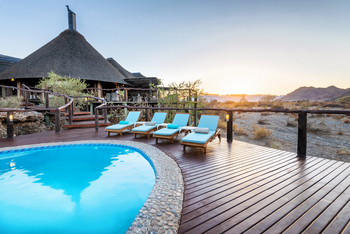Hoodia Desert Lodge: Liegen am Pool
