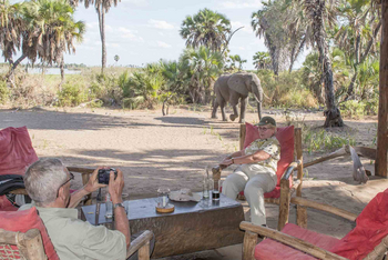 Lake Manze Camp: Elefant im Camp