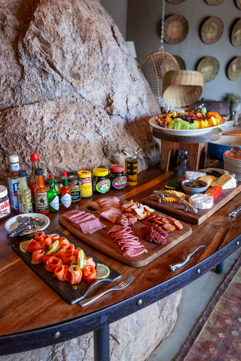 Madikwe Hills Private Game Lodge: Rustikale Buffet-Tafel mit frischen Delikatessen
